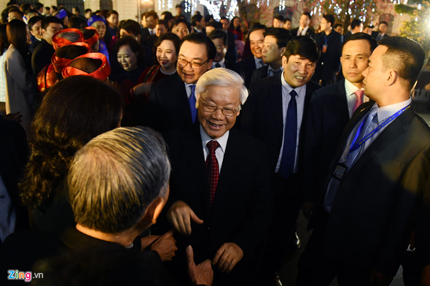 Tổng bí thư Nguyễn Phú Trọng chúc Tết người dân ở phố đi bộ